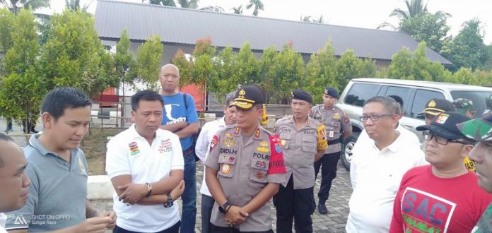 TEKNIS KAMPANYE Kapolda Kalbar, Irjen Pol Didi Haryoni bersama Dewan Pengarah TKD Kalbar Sutarmidji, DAN Sekretaris TKD Kalbar Lasarus berbincang mengenai teknis kampanye Calon Presiden Nomor Urut 01 Joko Widodo. Hari ini, Rabu (27/3), capres petahana rencananya akan menggelar rapat umum di halaman Qubu Resort, Kabupaten Kubu Raya. Abdul Halikurrahman/Rakyat Kalbar.