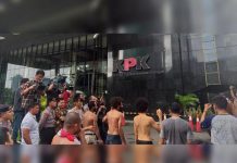 Lempar Telur Busuk di Gedung KPK