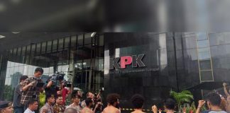 Lempar Telur Busuk di Gedung KPK