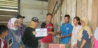 Uluran Bantuan untuk Buruh Kupas Kelapa di Desa Sungai Kupah