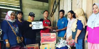 Uluran Bantuan untuk Buruh Kupas Kelapa di Desa Sungai Kupah