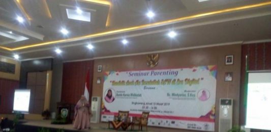 Pakar Parenting Keluarga Muslim Nasional Beri Materi Pengasuhan Anak di Singkawang