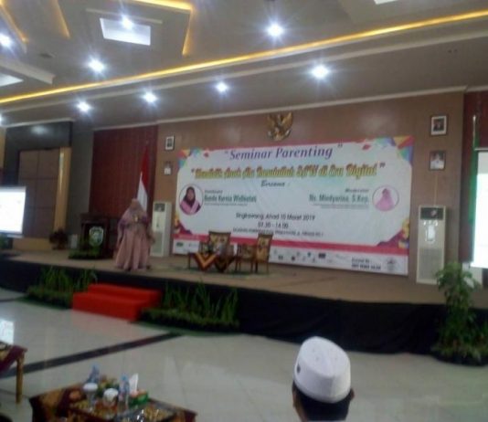 Pakar Parenting Keluarga Muslim Nasional Beri Materi Pengasuhan Anak di Singkawang