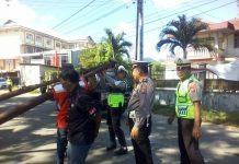 Tiang Provider Tumbang di Jalan Stasiun Singkawang