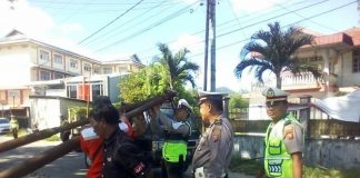 Tiang Provider Tumbang di Jalan Stasiun Singkawang
