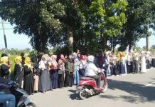 Warga Penuhi Jalan Arteri Supadio Sambut Prabowo