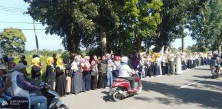 Warga Penuhi Jalan Arteri Supadio Sambut Prabowo