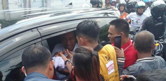 Warga Terobos Barikade Paspampres Salami Jokowi di Mobil Capres nomor urut 01, Joko Widodo, tampak menggunakan mobil innova warna hitam dari Bandara Supadio, Pontianak menuju Qubu Resort, tempat berlangsungnya kampanye terbuka atau rapat umum, Rabu (27/3).