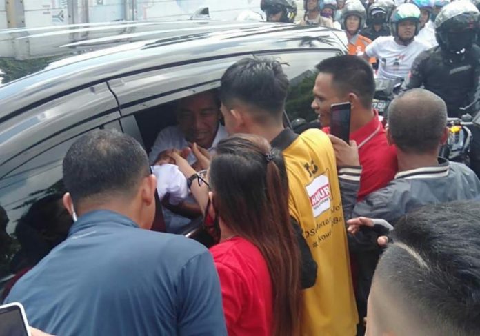 Capres nomor urut 01, Joko Widodo, tampak menggunakan mobil innova warna hitam dari Bandara Supadio, Pontianak menuju Qubu Resort, tempat berlangsungnya kampanye terbuka atau rapat umum, Rabu (27/3).