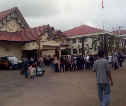 Breaking News: Ratusan Massa Gelar Aksi Damai di Gedung DPRD Ketapang