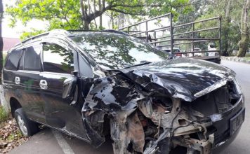 Diduga Rem Blong, Pikap Hantam Mobil Dinas Kepala PA Sintang
