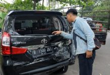 Taksi Palapa Seruduk Mobil Belok Tanpa Sein