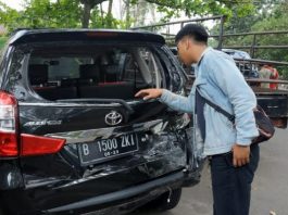 Taksi Palapa Seruduk Mobil Belok Tanpa Sein