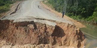 Jalan Paralel Perbatasan Ambruk