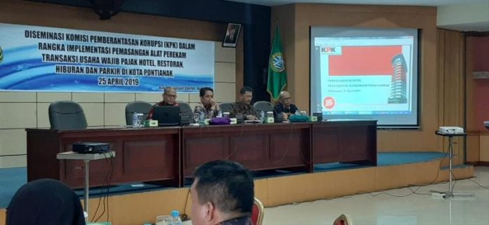 DISEMINASI. Kegiatan diseminasi KPK di Aula Kantor Wali Kota Pontianak yang turut dihadiri langsung Ketua Tim Koordinasi dan Supervisi Pencegahan (Korsupgah) Wilayah Kalbar, Rusfian--Humas Pemkot for RK