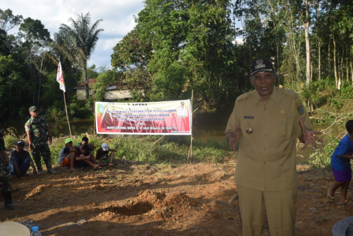 SAMBUTAN. Bupati Sintang Jarot Winarno saat memberikan sambutan pada peresmian pembangunan jembatan rangka baja di Desa Tuguk, Kecamatan Kayan Hilir, kemarin. Jarot menyebutkan, jembatan ini juga didanai dari CSR. (Humas Sintang for RK)