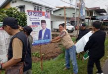 Petugas Gabungan Bersihkan APK