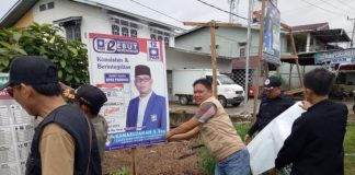 Petugas Gabungan Bersihkan APK