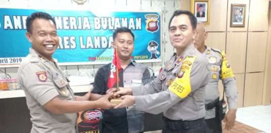 Polsek Mempawah Hulu Terima Tiga Bendera Tengkorak