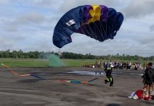 Flaypass dan Terjun Payung Sajian untuk Warga