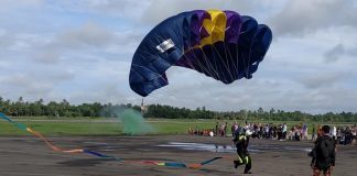 Flaypass dan Terjun Payung Sajian untuk Warga