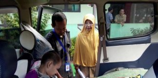 Kerjakan Soal UASBN di Mobil