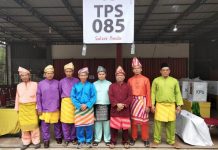 Unik, Petugas TPS 85 Kenakan Baju Kurung dan Tanjak Khas Melayu
