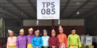 Unik, Petugas TPS 85 Kenakan Baju Kurung dan Tanjak Khas Melayu
