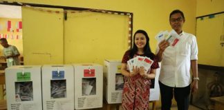 Nyoblos Bareng Suami, Karolin: Siapa Pun Terpilih Mesti Jadi Pemimpin Amanah