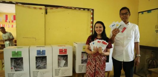 Nyoblos Bareng Suami, Karolin: Siapa Pun Terpilih Mesti Jadi Pemimpin Amanah