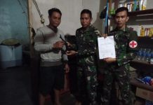 Beri Pelayanan Kesehatan, Prajurit TNI ‘Dihadiahi’ Senjata Api