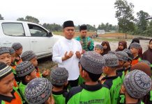 Pelajar MI Berebut Naik Mobil Bupati Sambas