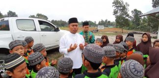 Pelajar MI Berebut Naik Mobil Bupati Sambas