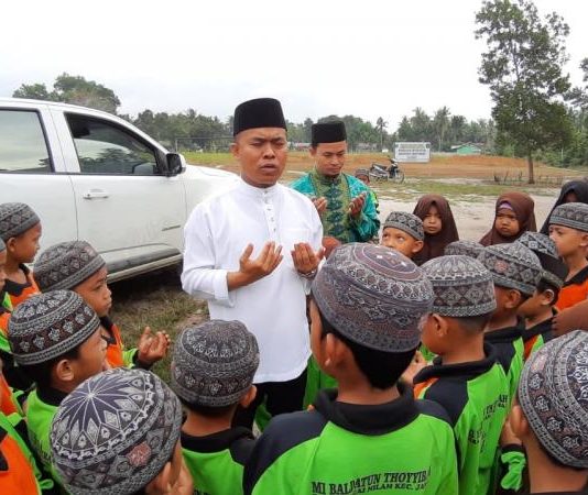 Pelajar MI Berebut Naik Mobil Bupati Sambas