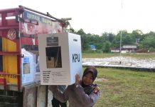 Emansipasi Wanita, Polwan Melawi Pikul Kotak Suara