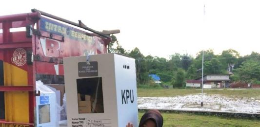 Emansipasi Wanita, Polwan Melawi Pikul Kotak Suara