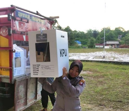 Emansipasi Wanita, Polwan Melawi Pikul Kotak Suara