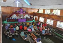 Jemaat GKI Maranatha Yaboi Beribadah di Perahu