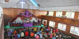 Jemaat GKI Maranatha Yaboi Beribadah di Perahu