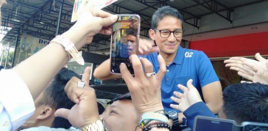 Sebelum Kampanye Akbar di GOR, Sandi Mampir Sapa Milenial dan Emak-Emak di Kuala Dua