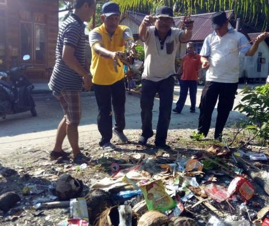 Bupati Galakkan Bersih Bersinar di Kepulauan Karimata