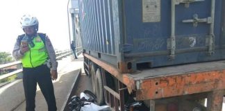 Korbankan Motor, Ganjal Tronton yang Rem Blong