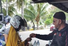 Niat Mulia Biarawan Katolik Membantu Penjual Bunga Peziarah