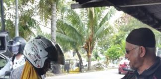 Niat Mulia Biarawan Katolik Membantu Penjual Bunga Peziarah