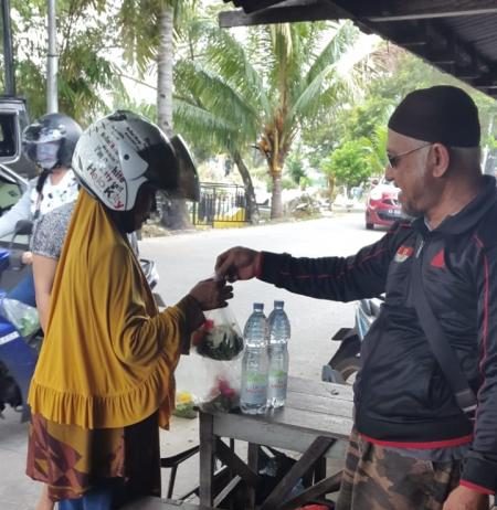 Niat Mulia Biarawan Katolik Membantu Penjual Bunga Peziarah