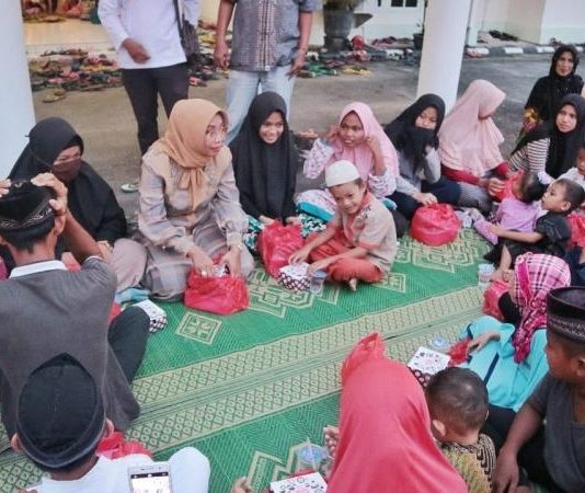 Erlina Santuni 1.000 Anak Yatim
