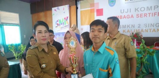 Peraih Nilai Sempurna Diganjar Beasiswa