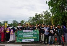 Berbagi Takjil dan Mendoakan Keselamatan Pengendara