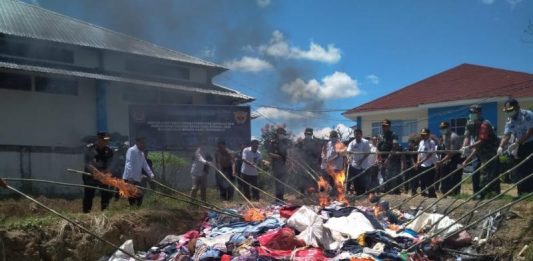 Barang Bekas Asal Malaysia Dimusnahkan