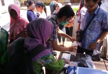 Petugas Temukan Puluhan Kotak Sosis Tak Berizin Edar